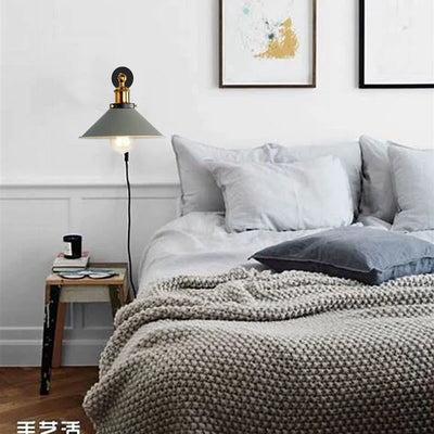 Plug-in wandlamp met metalen kegelvormige lampenkap en dimmerschakelaar~5296